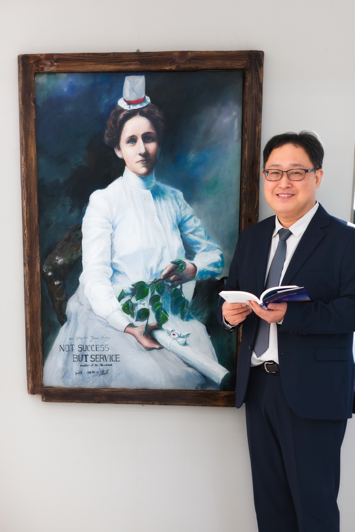 황민효 총장 — Not Success But Service 그림 곁